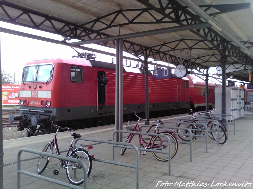 Am 3.2.13 steht 143 843-1 Als S1 mit Ziel Rostock Hbf im Bahnhof Warnemnde