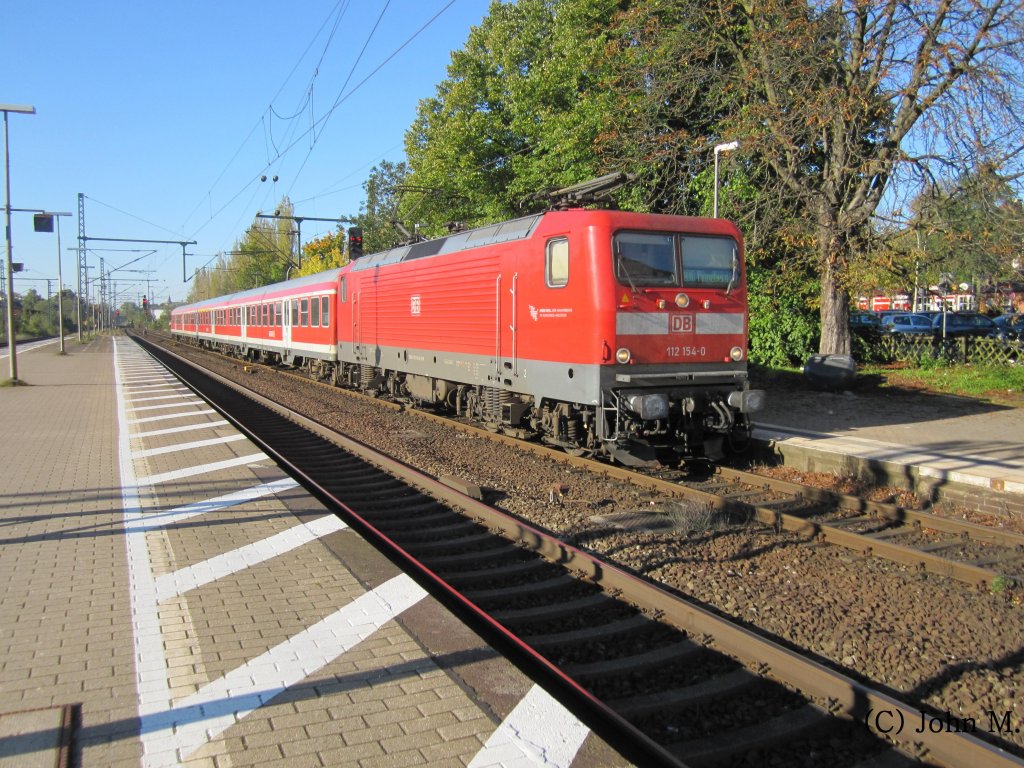 Am 9.10.2010 fuhr die 112 154 0 in den Bahnhof Pinneberg ein.