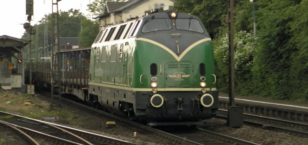 BEG V200 053 mit dem noch leeren Alu Zug in beuel am 20.5.2011. Gru� an den Tf