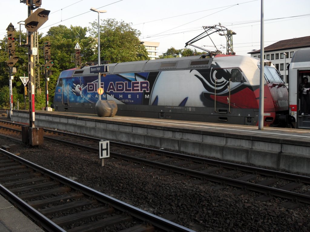 Br 101 mit Adler Mannheim Werbung im Bonner Hbf am 5.6.10