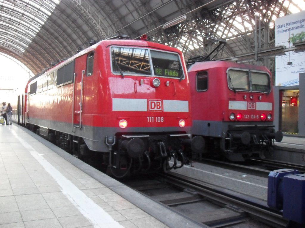 Br 111 mit Br 143 im Frankfurter Hbf am 24.7.10