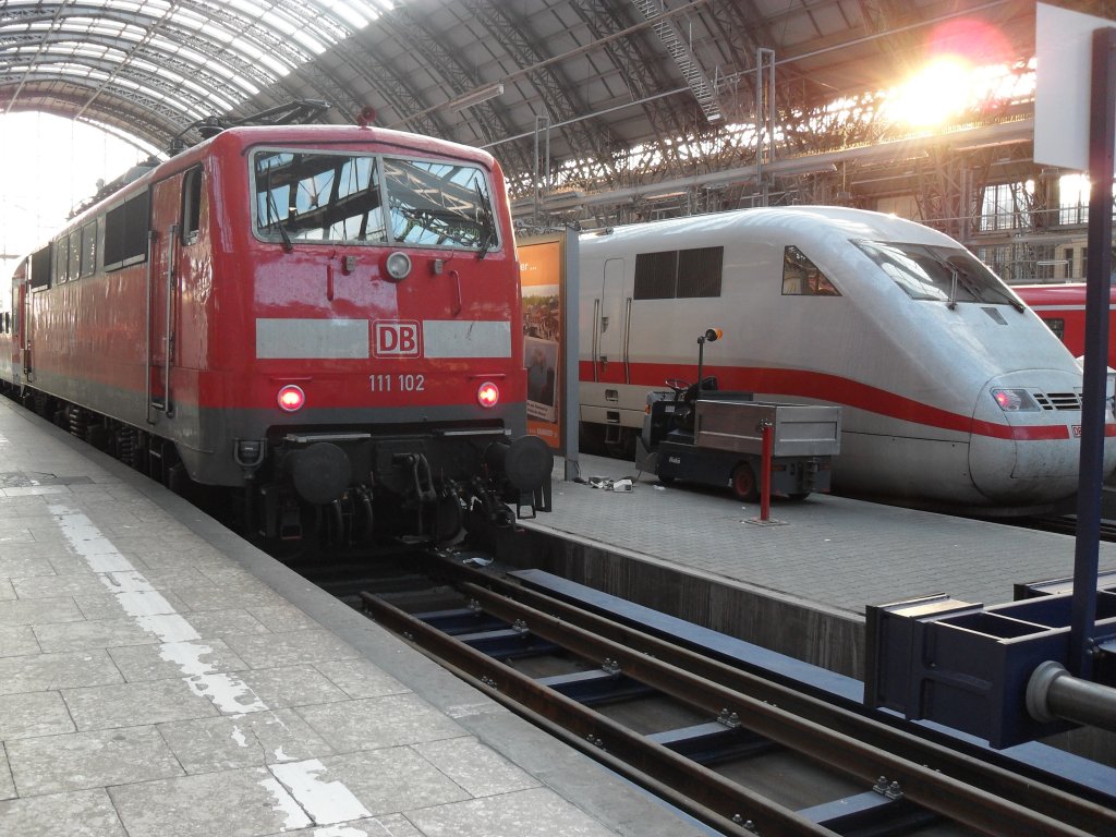 Br 111 mit ICE 2 (402) im Frankfurter Hbf am 24.7.10