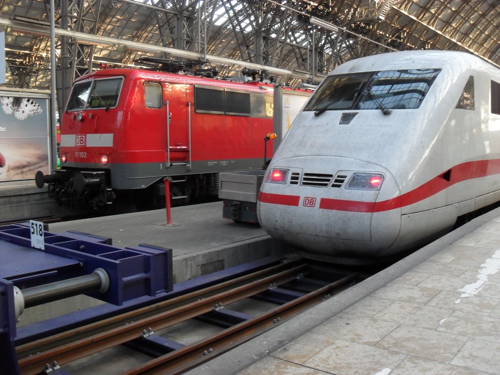 Br 111 mit ICE 2 (402) im Frankfurter Hbf am 24.7.10