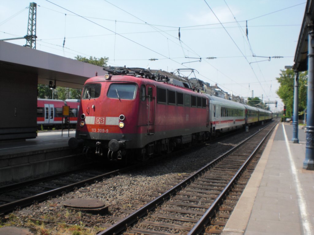 Br. 113 309-9 vor dem Bahn Toristik Express in Bonn Hbf
am 25.05.2010
