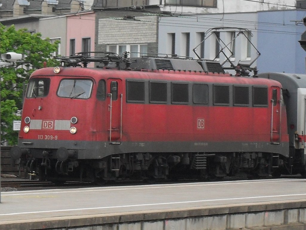 Br 113 mit einem ICE Ersatzzug bei der einfahrt in den K�lner Hbf 