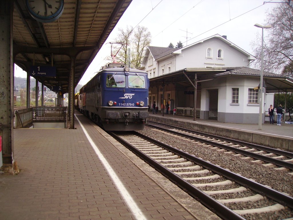 Br 1142 bei der durchfahrt durch den Bahnhof Linz am Rhein