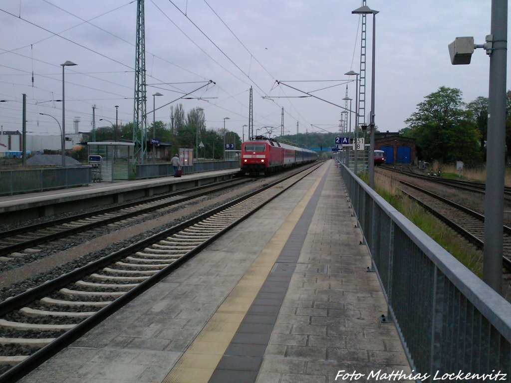 BR 120 mit dem EuroCity mit ziel Zssow / Kln Hbf im Bahnhof Bergen auf Rgen am 11.5.13