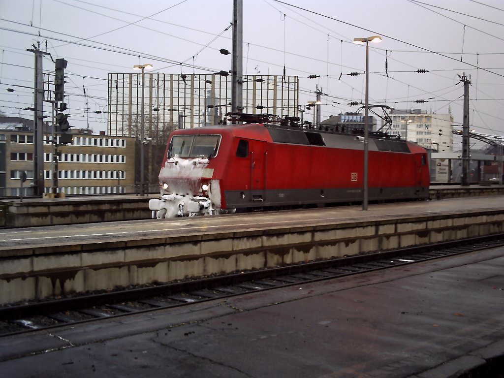 Br 120 mit einer Schnee Schnauze im K�lner Hbf