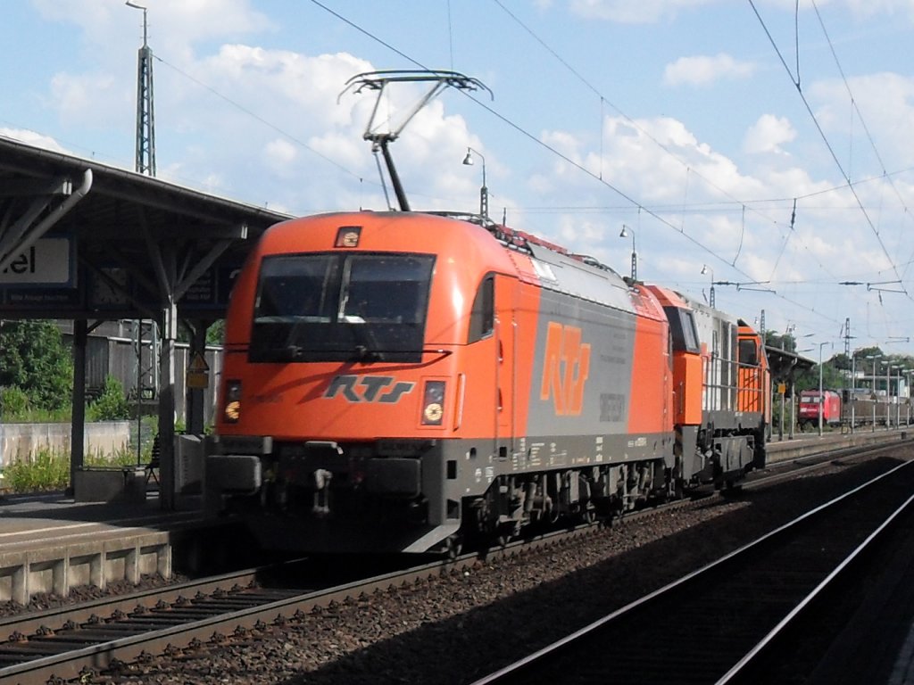 Br 1216 (Br 183) von der Firma RTS schleppt eine MaK G2000 ab in Beuel am 13.7.10