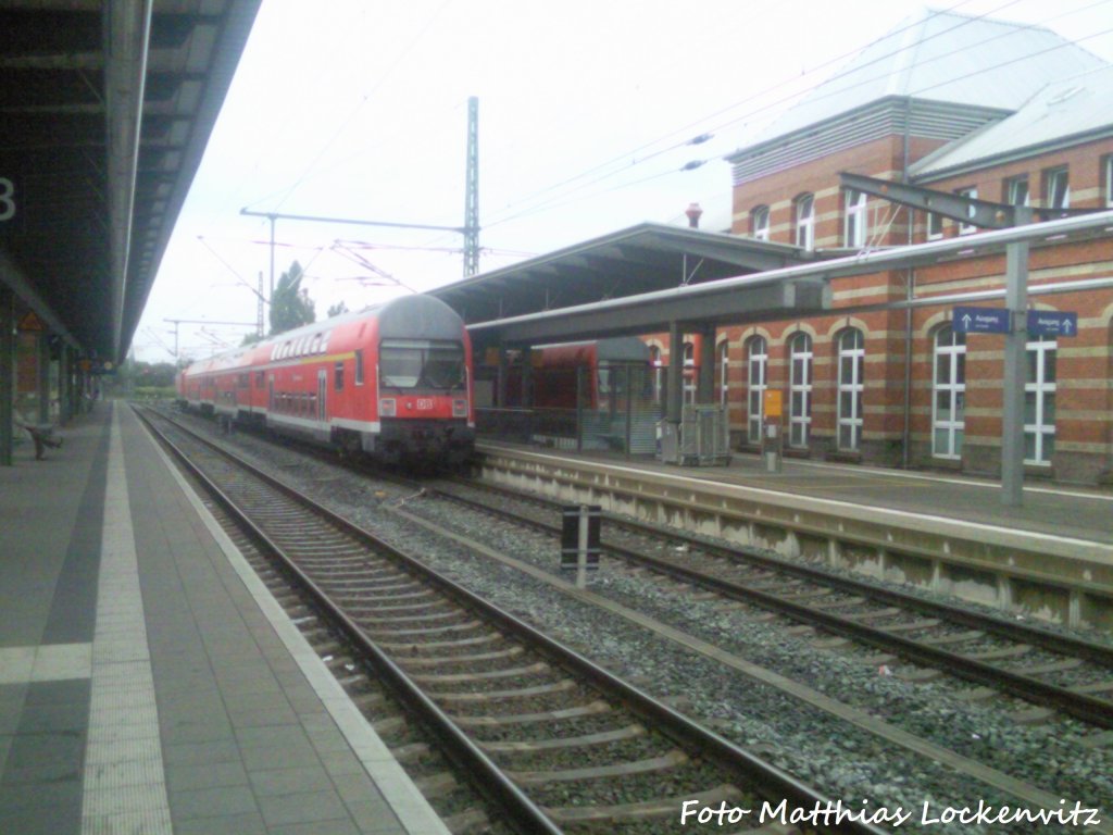BR 143 mit Dostos (S-Bahn Rostock) als S1 mit Ziel Warnemnde im Bahnhof Rostock Hbf am 11.9.12