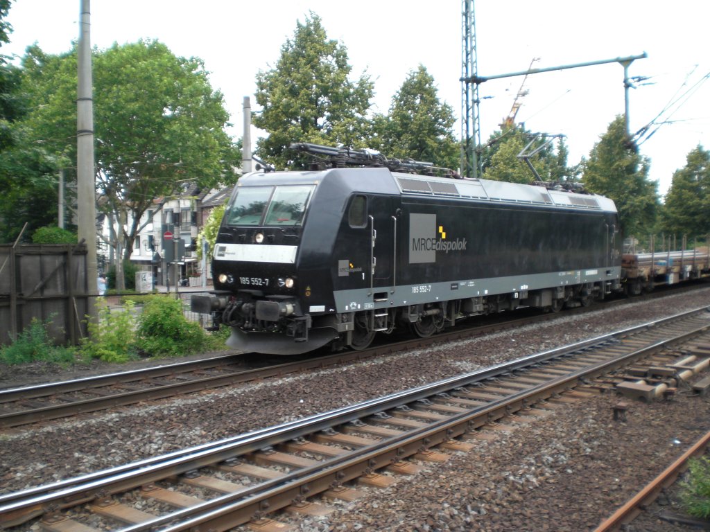 Br. 185 522-7 vor einem Flachbodenzug in Bonn-Beuel