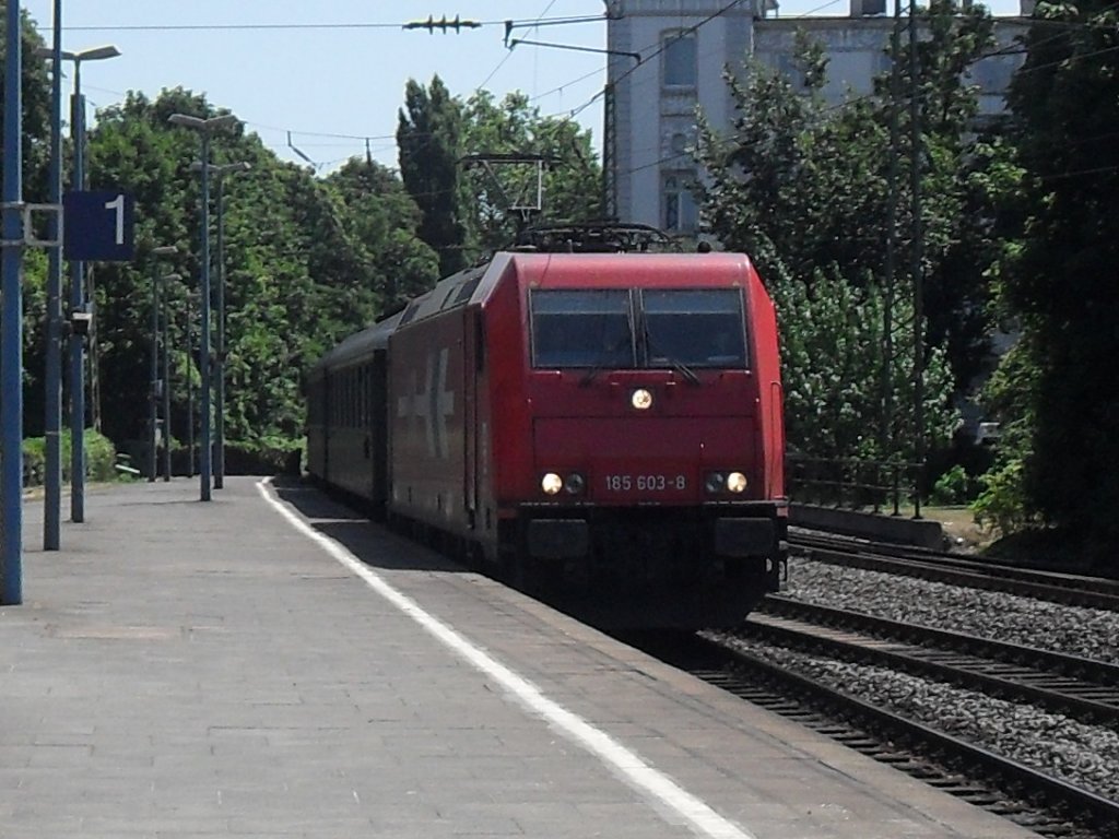 Br 185 von der HGK f�hrt mit einem Sonderzug von Koblenz nach K�ln. Gesehen im Bonner Hbf am 16.7.10