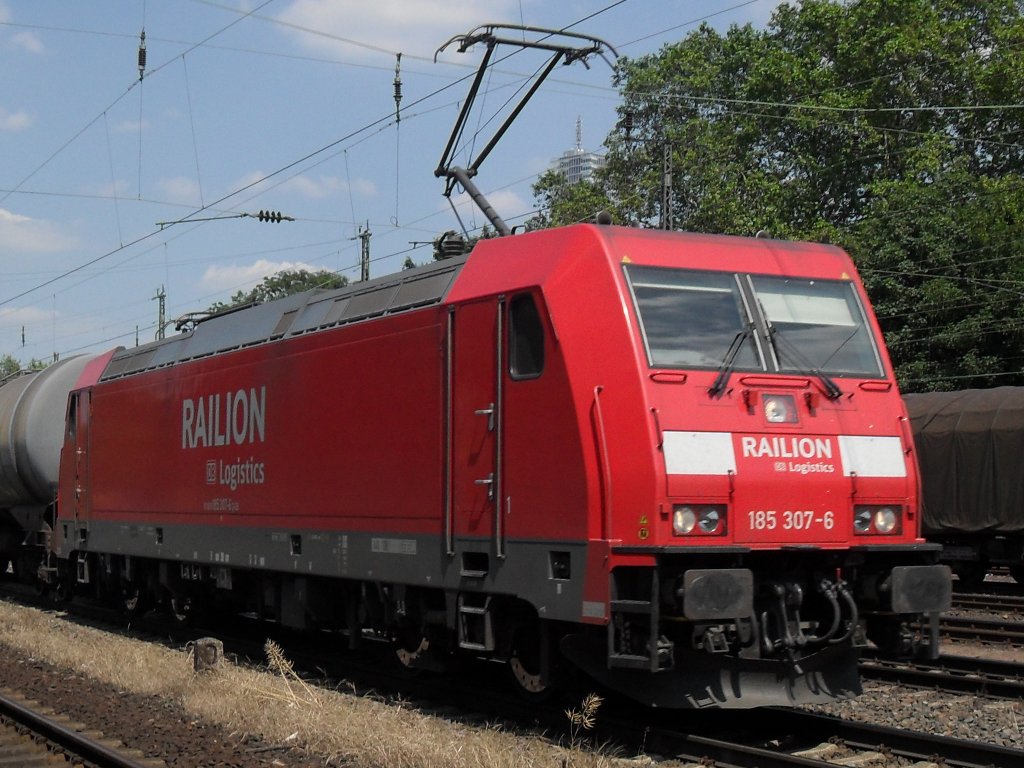 Br 185 mit einem G�terzug in K�ln West am 26.6.10