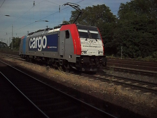 Br 186 von Railpool (vermietet an die SBB) in K�ln West am 5.6.10