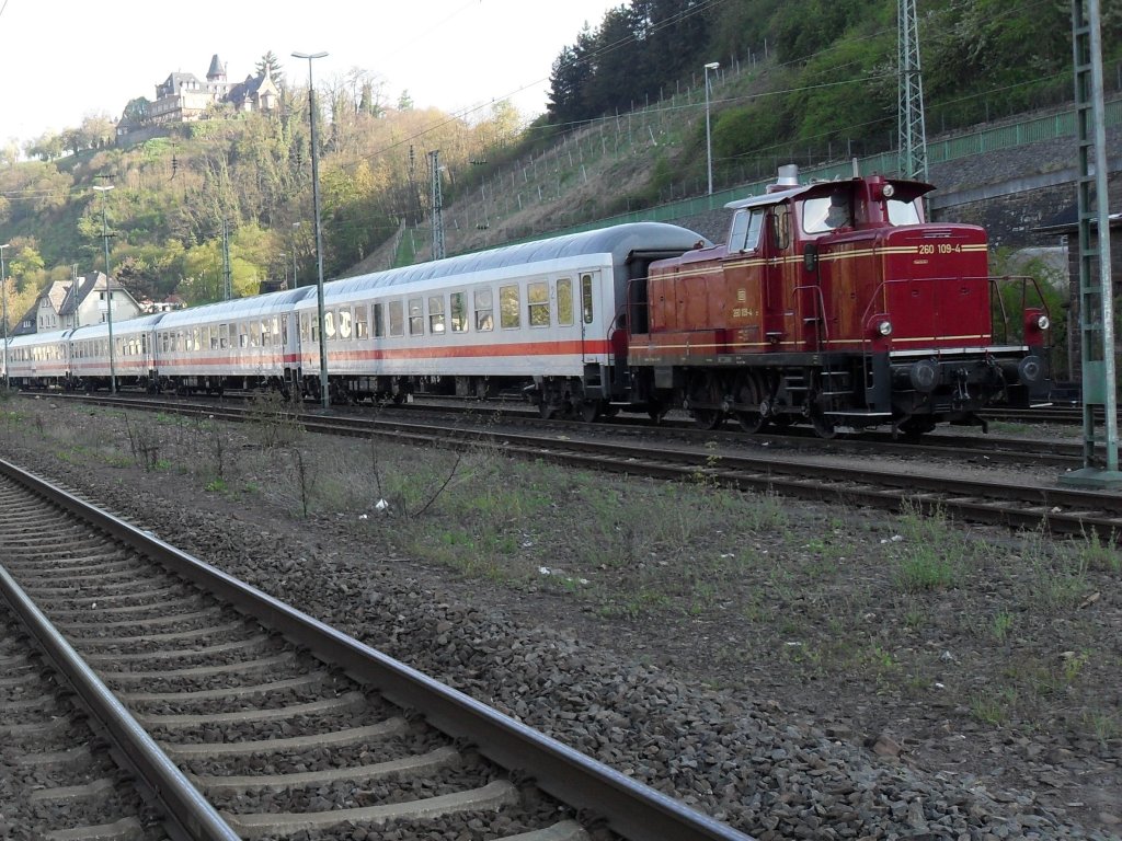 Br 260 von der Eifelbahn mit IC Clubwagen in Linz am Rhein