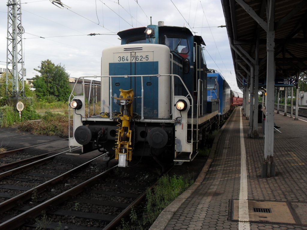 Br 364 von der RSE rangiert eine Br 185 von der LTE in Beuel vom Hauptgleis am 23.8.10