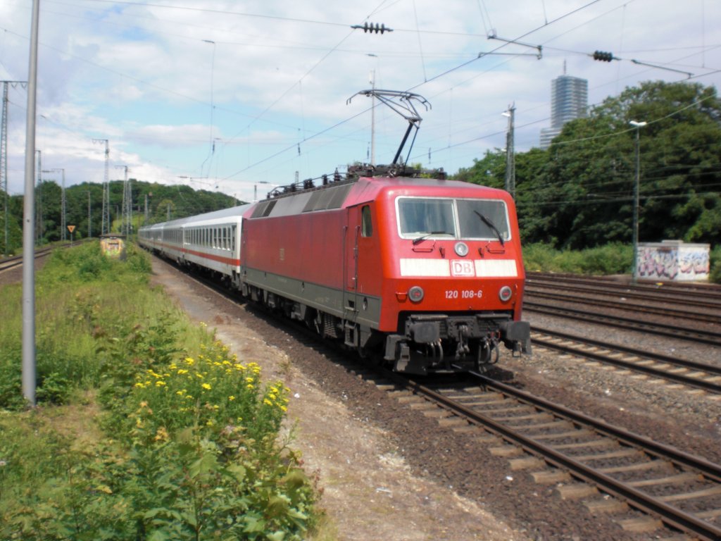 Br.120 108-6 vor dem IC in K�ln-West.