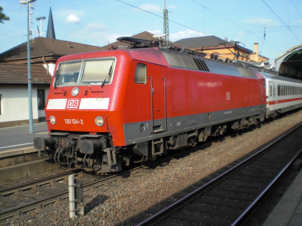 Br.120 134-3 vor dem IC in Bonn Hbf.