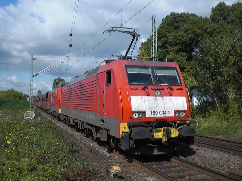 Br.189 034-2 mit AK vor einem Erzbomber in Bonn-Oberkassel.