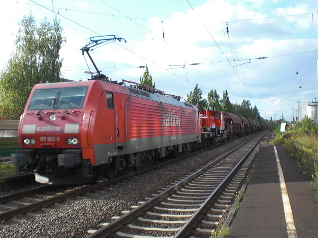 Br.189 062-3 vor einem gemischten G�terzug  und mit einer K�ff in K�nigswinter.