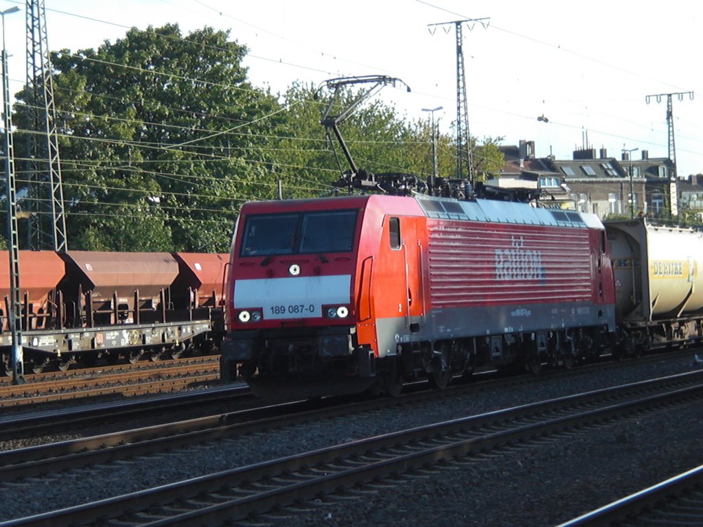 Br.189 087-0 vor einem Containerzug in K�ln-West.