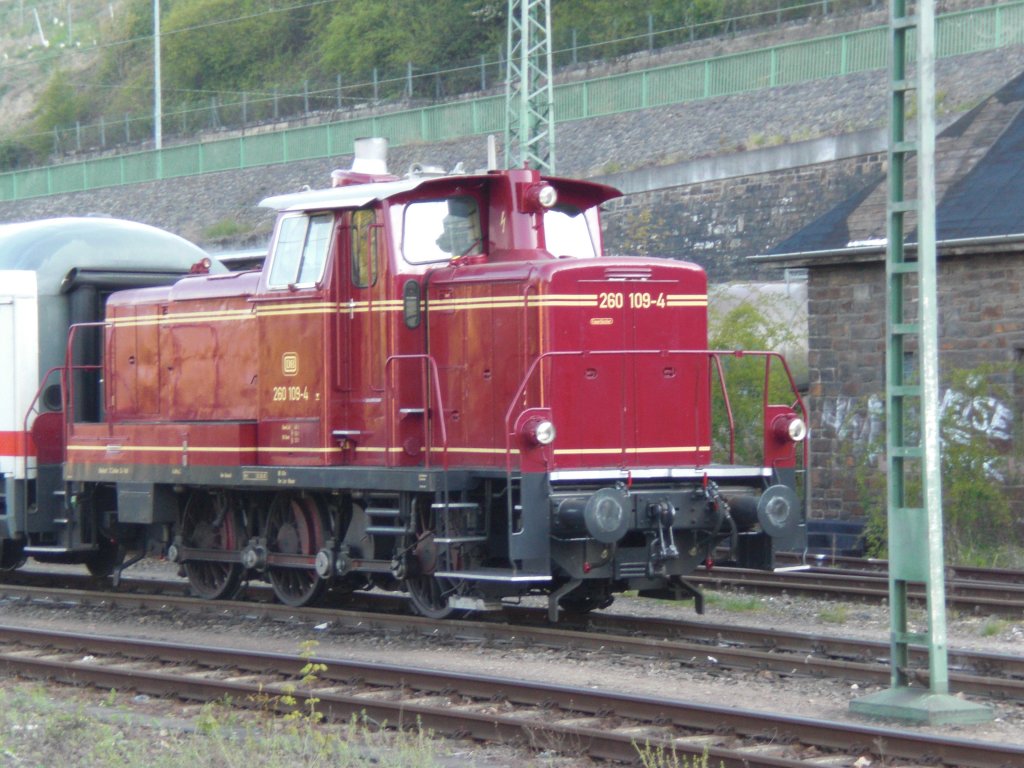 Br.260 109-4 vor einem Club Express in Linz am Rhein.
