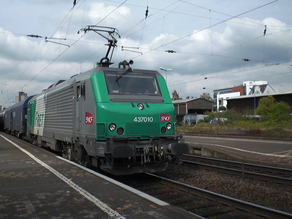 Br.437010 von der SNCF vor einem gemischten G�terzug in Bonn-Beuel.