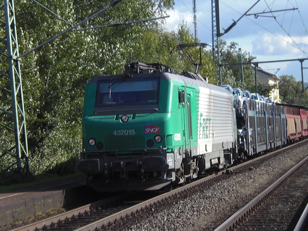 Br.437015 von der SNCF in Bonn-Oberkassel vor einem gemischten G�terzug.