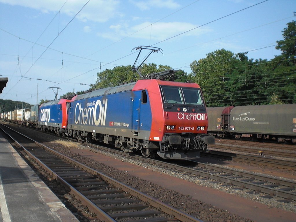 Br.482 028-8 von der Logistic AG ChemOil von der SBB Cargo vor einem gemischten Containerzug in K�ln-West.