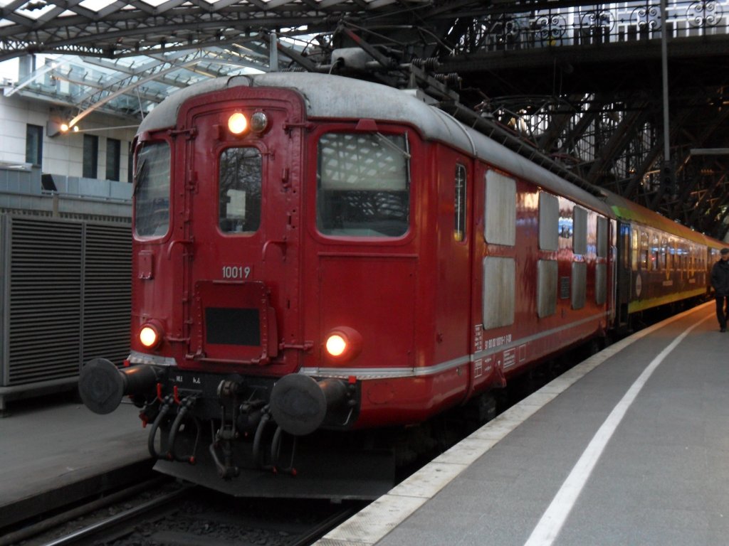 Centralbahn 10019 mit dem Eurostrand Express im K�lner Hbf am 28.11.10