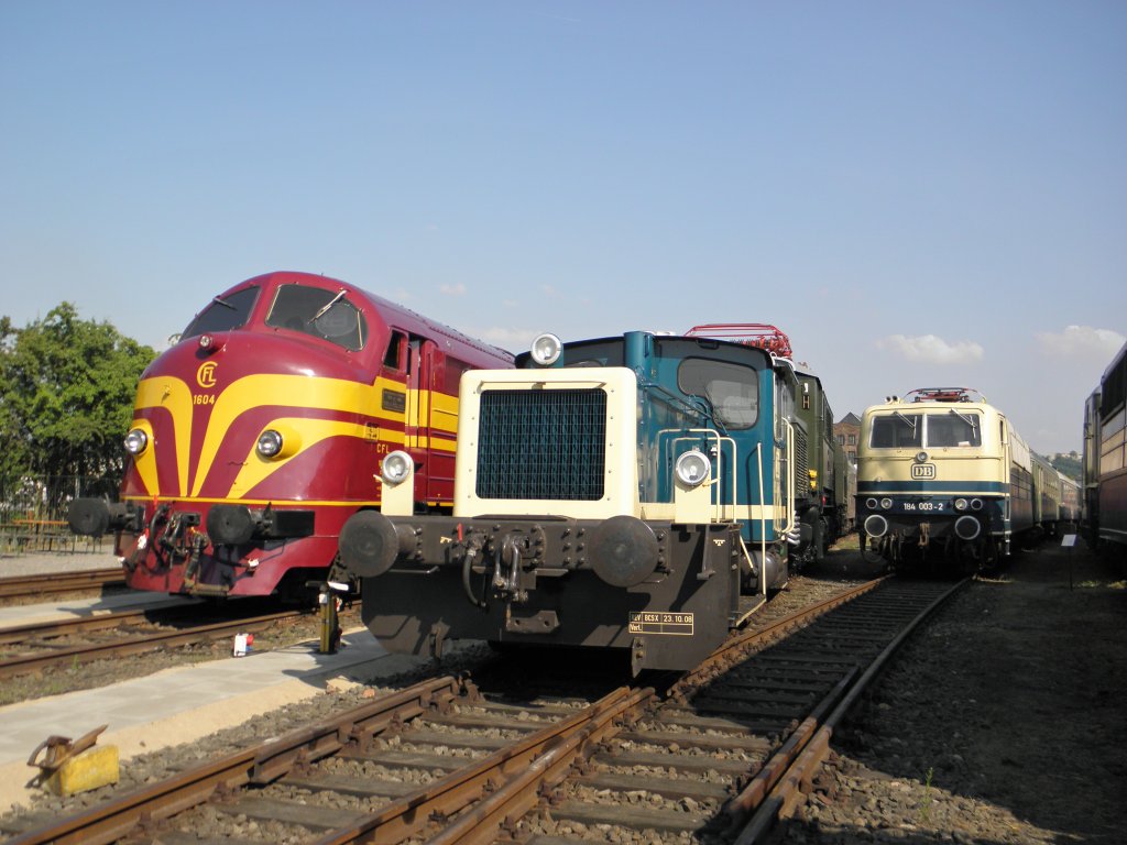 CFL 1604 neben DB K�f III in Koblenz L�tzel am 21.5.2011. Im Hintergrund steht 184 003-2.
