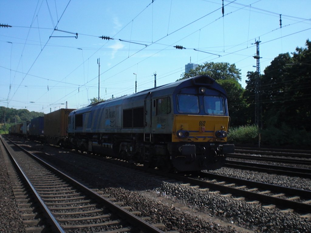Class66 (6612) mit einem Containerzug bei der Durchfahrt in K�ln-West.
