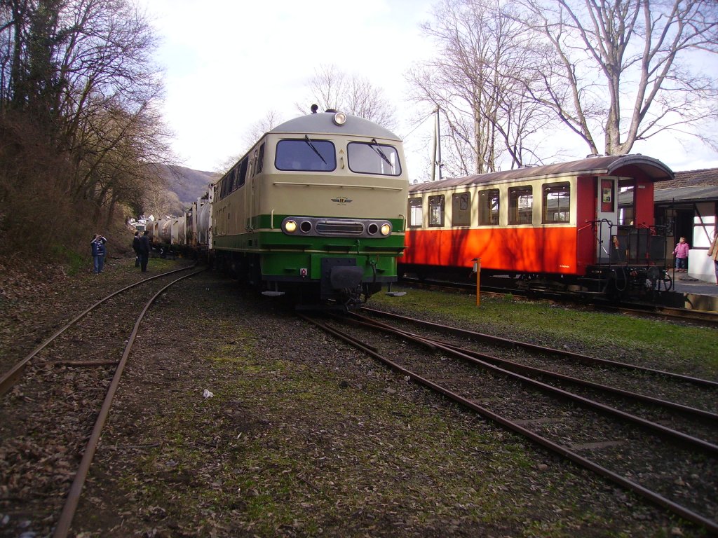 D5 von der Brohltalbahn mit einem Fotog�terzug im Bahnhof Brohl