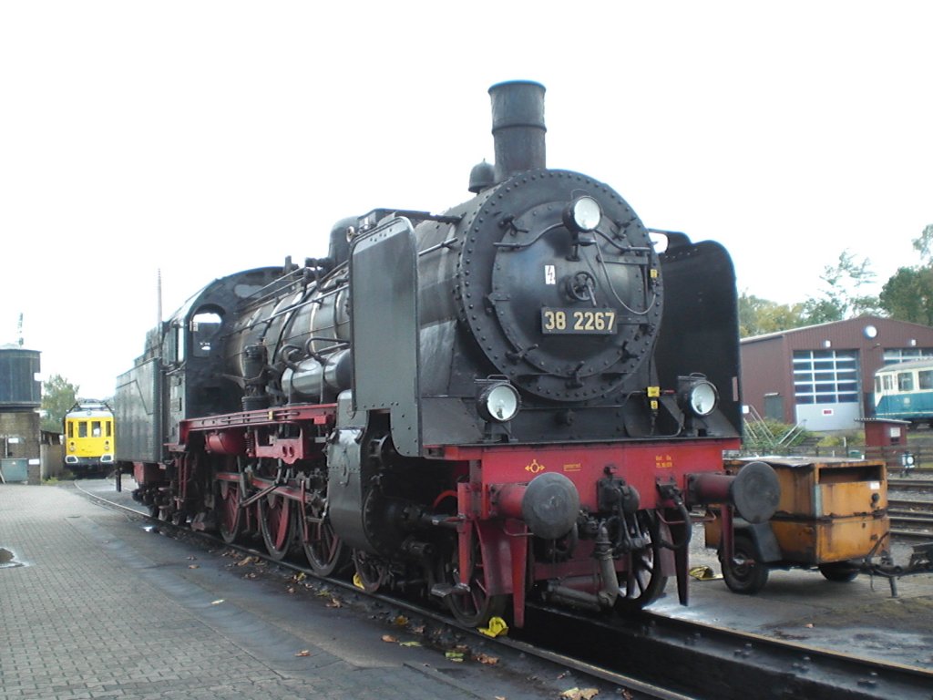 Dampflok Nr.38 2267 war ein Paar Wochen zuvor noch mit einem Sonderzug  aus den Niederlanden unterwegs und steht jetzt im Eisenbahnmuseum in Bochum-Dahlhausen am 19.10.2010. (Ich habe auch Bilder mit dem Sonderzug aus den Niederlanden auf den n�chsten Seiten, wer sich f�r diese Lok interessiert.)