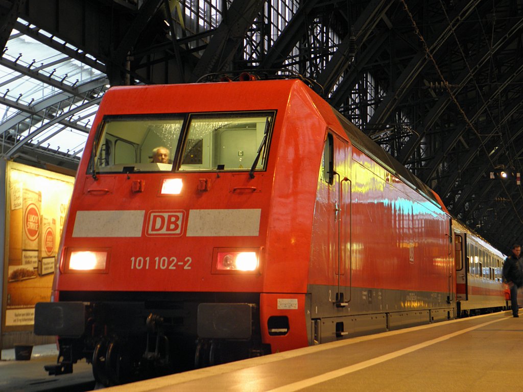 DB 101 102-2 in K�ln Hbf am 9.10.2011