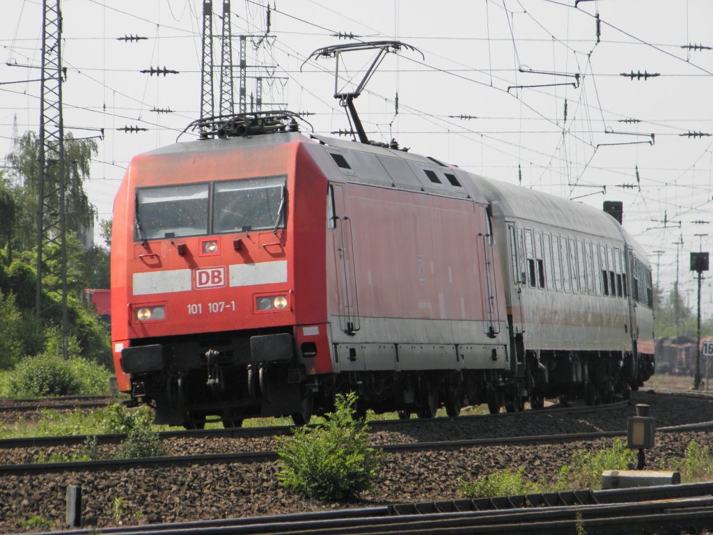 DB 101 107-1 mit einem IC in Koblenz L�tzel am 21.5.2011