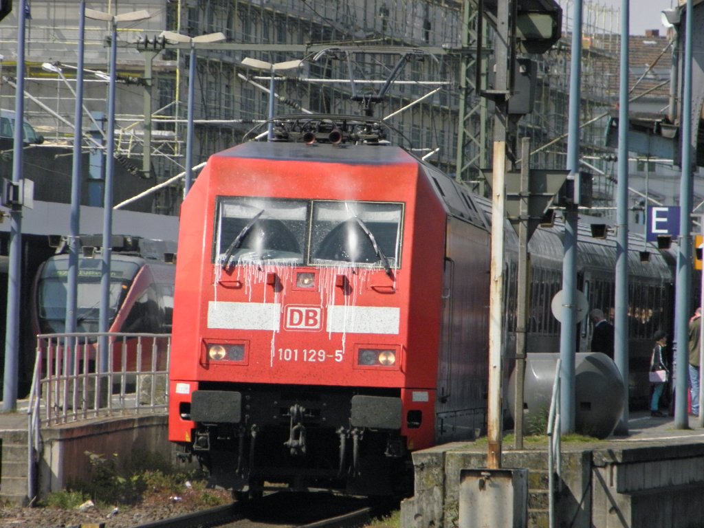 DB 101 129-5 bei der Scheibenreinigung in Bonn Hbf am 4.4.2011