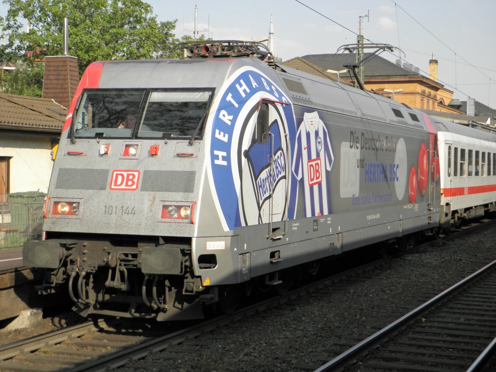 DB 101 144-4  Hertha BSC  am 27.4.2011 mit einem IC in Bonn 