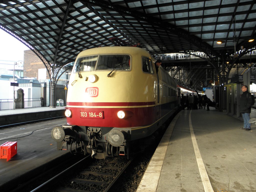 DB 103 184-8 mit dem IC 2410 im K�lner Hbf am 30.12.10
