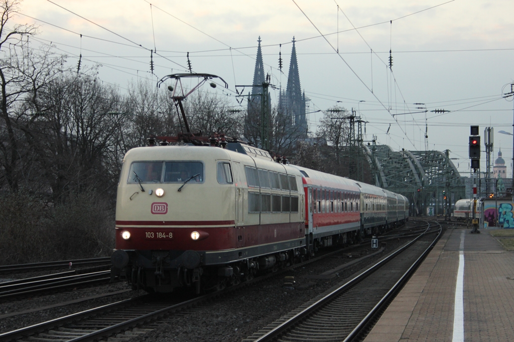 DB 103 184-8 mit dem IC1900 in K�ln Deutz am 3.2.2012