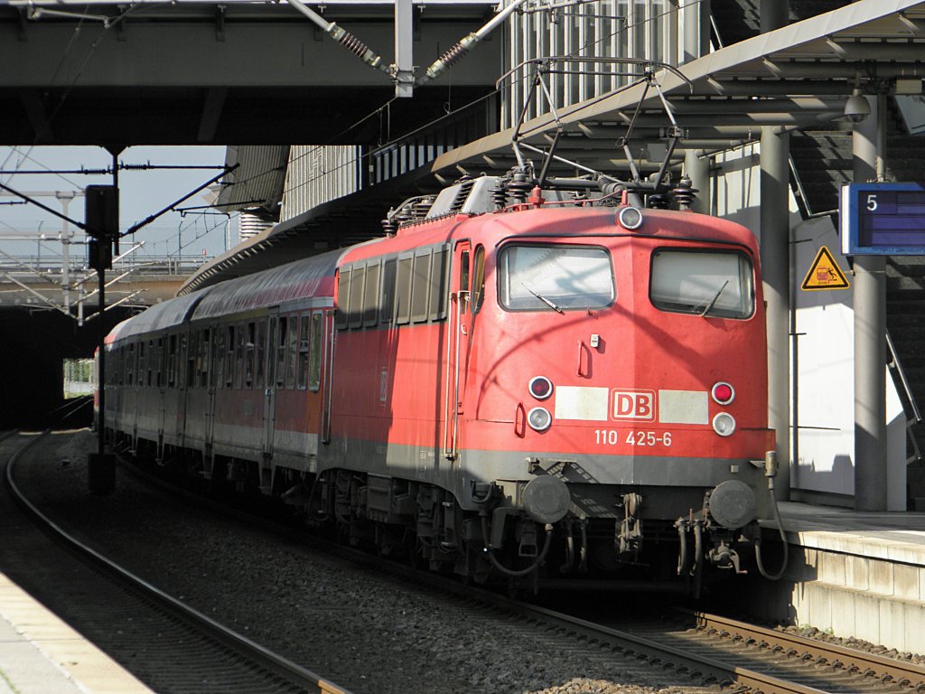 DB 110 425-6 mit einer N-Wagen Garnitur in D�sseldorf Flughafen am 15.8.2011