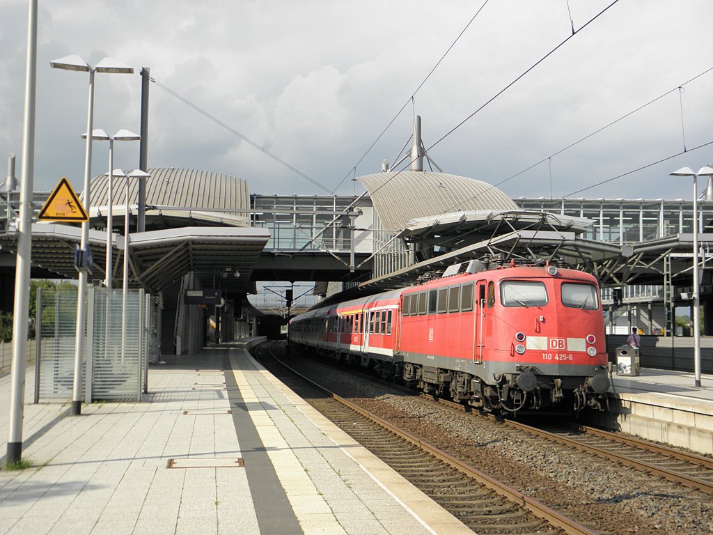 DB 110 425-6 mit einer N-Wagen Garnitur in D�sseldorf Flughafen am 15.8.2011
