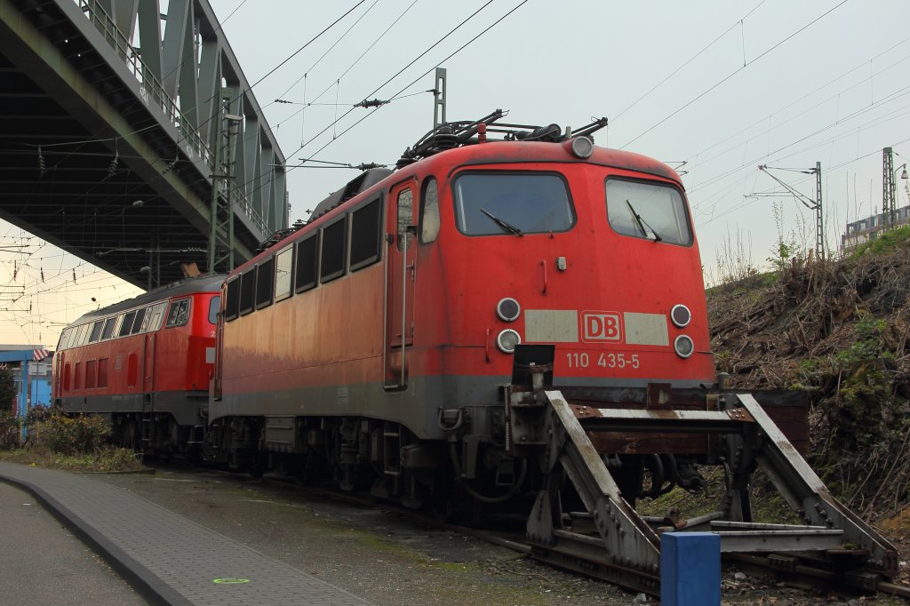 DB 110 435-5 und dahinter DB 218 360-6 in K�ln Deutz am 14.4.2012