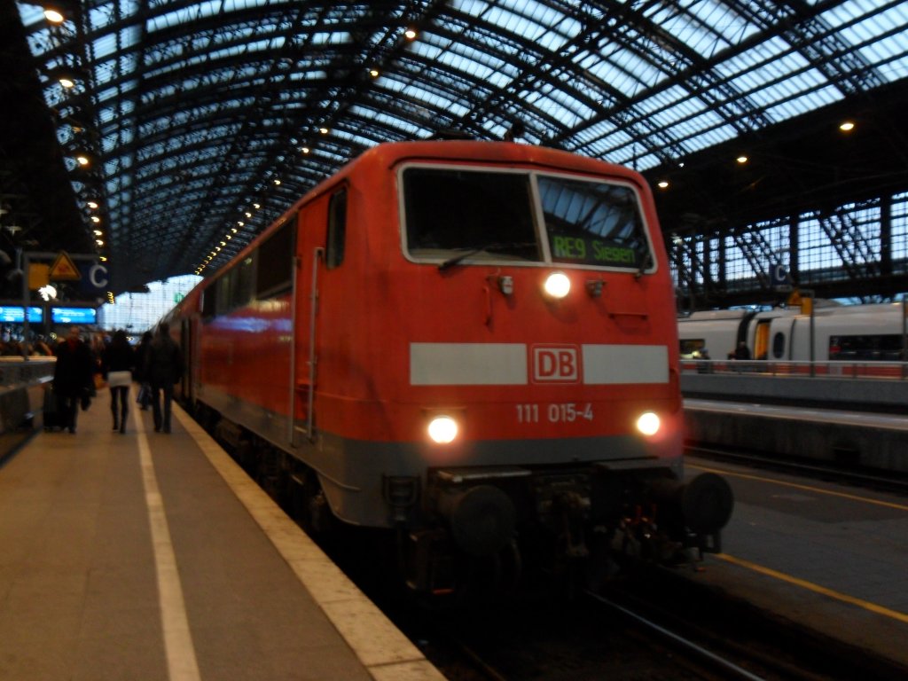 DB 111 015-4 im K�lner Hbf am 28.11.10
