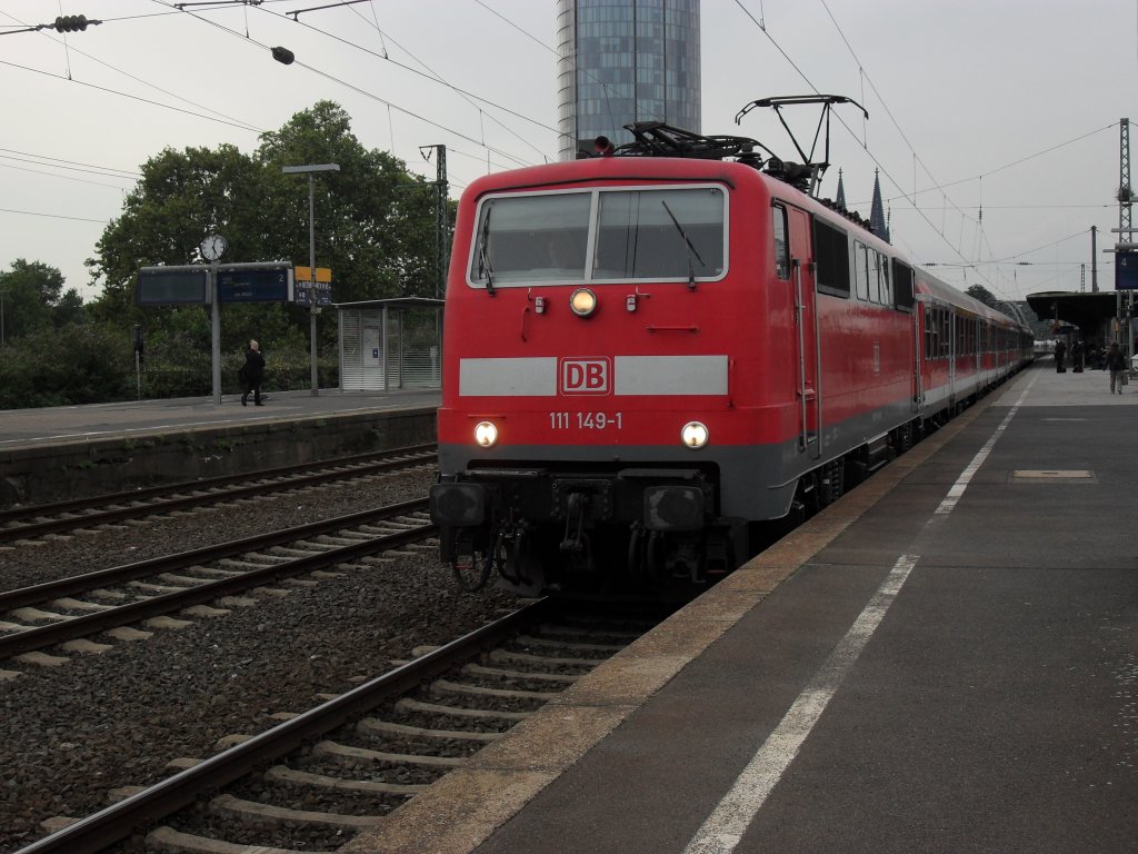DB 111 149-1 mit n-Wagen in K�ln Deutz am 2.9.10