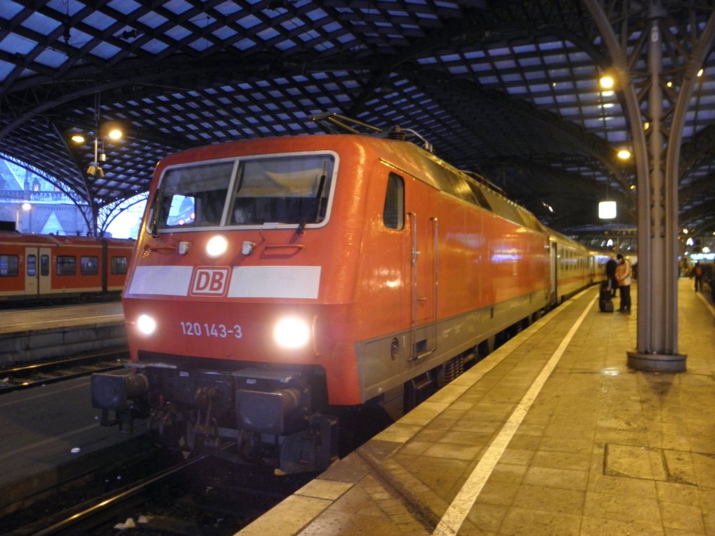 DB 120 143-3 im K�lner Hbf am 23.12.10