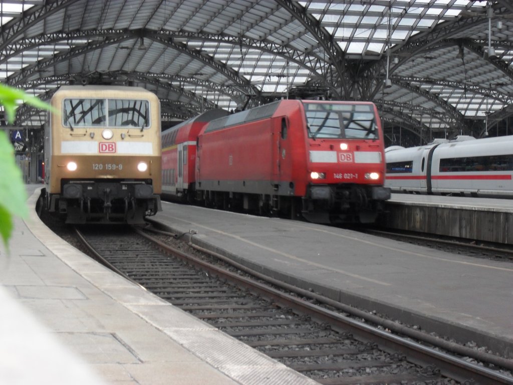 DB 120 159-9 mit DB 146 021-1 im K�lner Hbf am 17.10.10