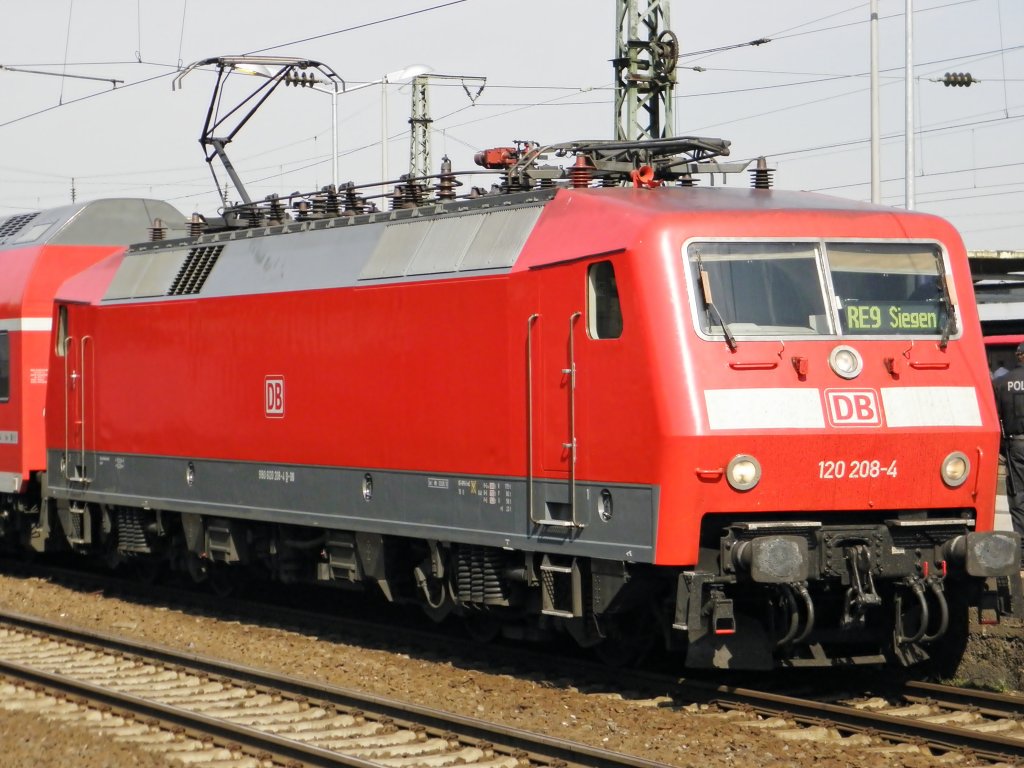 DB 120 208-4 als RE9 nach Siegen in K�ln Deutz am 7.5.2011