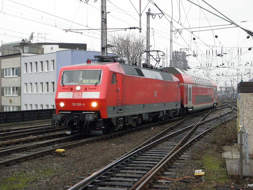 DB 120 208-4 mit dem rsx nach Siegen im K�lner Hbf am 22.1.11
