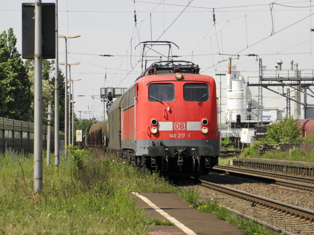 DB 140 217-1 mit einem G�terzug in K�nigswinter am 7.5.2011